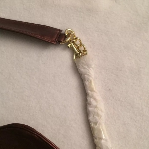 Selena Gomez Bronzed Burgundy Lips-shaped Purse - Picture 4 of 6